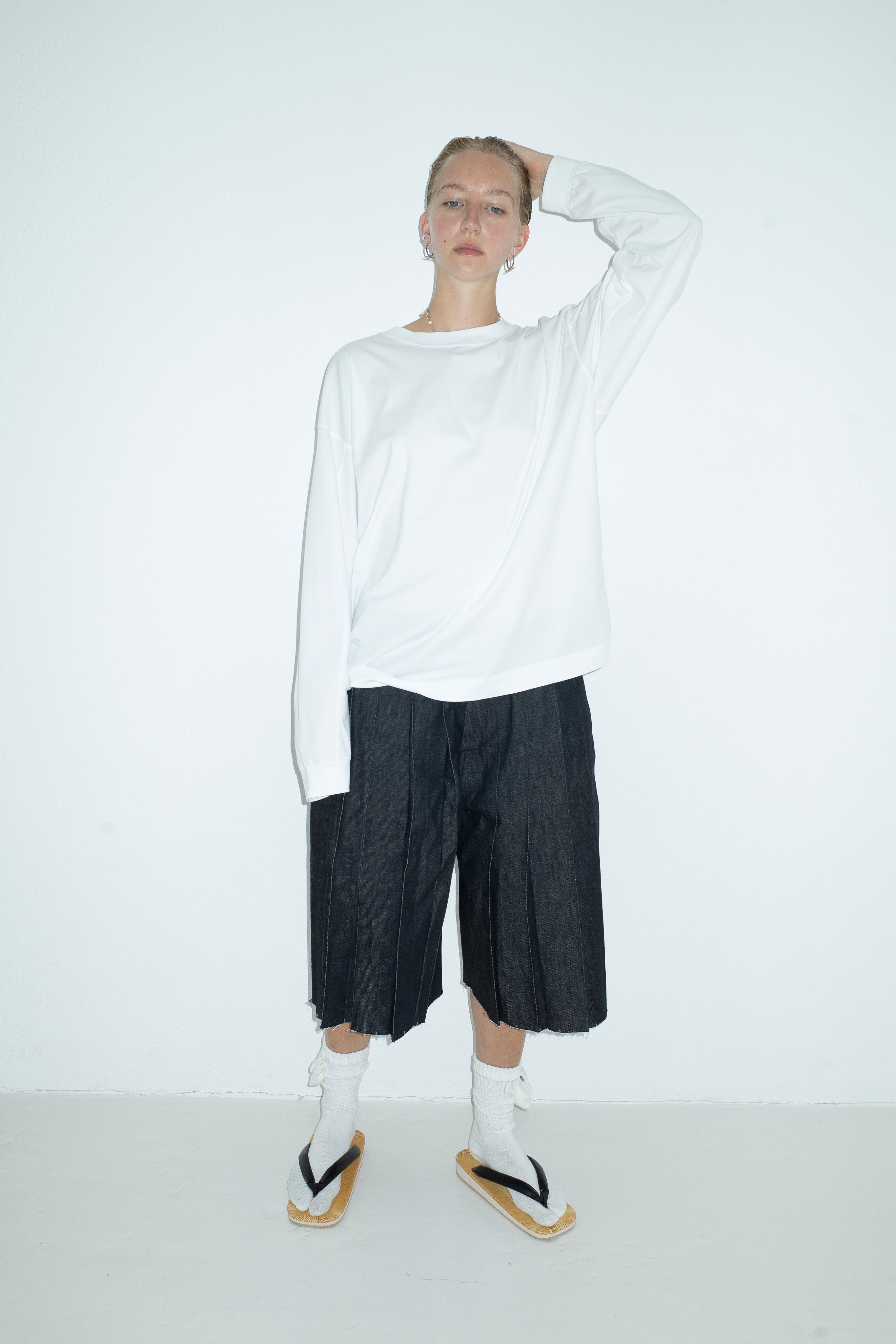 PLEATED RAW DENIM SHORTS