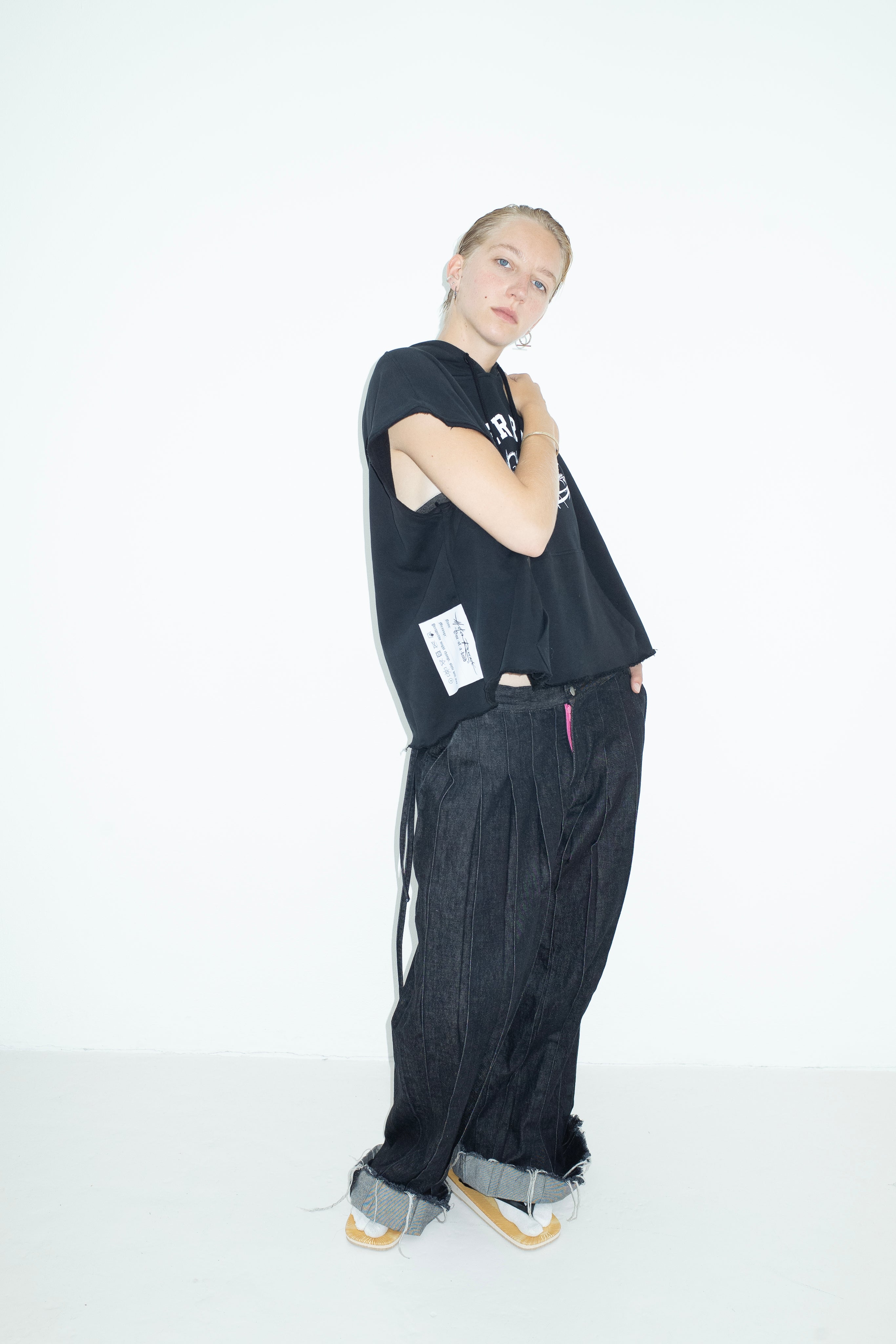 SLEEVELESS HOODIE BLACK "GOOD VIBES"